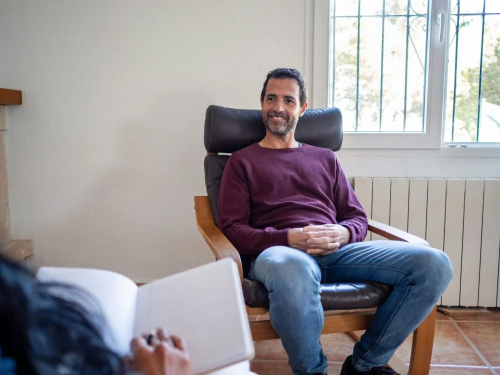 therapist discussing out-of-state addiction treatment options with a client